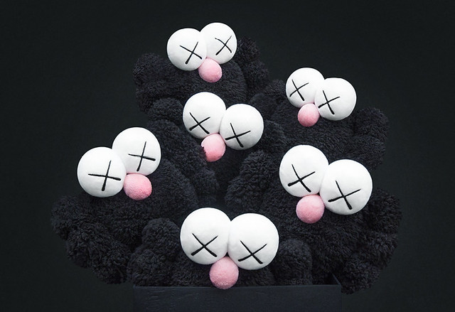 KAWS【KAWS：BFF 暗黑版】邪惡登場！！KAWS：WHERE THE END STARTS