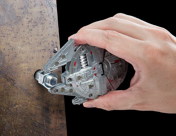 身為星戰粉絲，隨身攜帶一個「千年鷹號板手」是相當合理的！Star Wars Millennium Falcon Multi-Tool Kit -