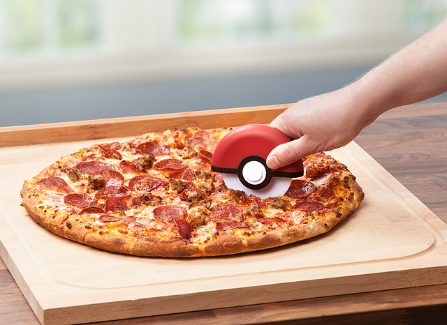 不只能抓寶可夢，切披薩也行？！ThinkGeek 精靈寶可夢【精靈球披薩刀】Poké Ball Pizza Cutter