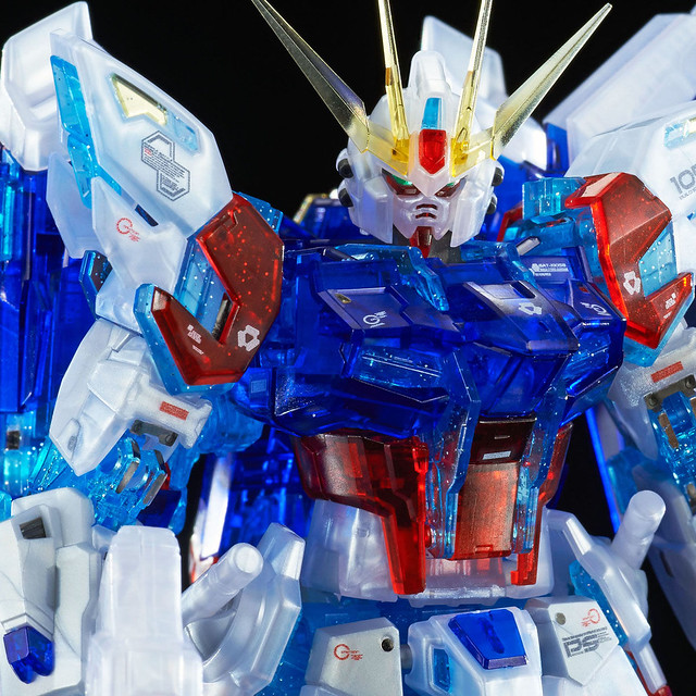 【台灣PB熱烈搶購中】RG 1/144《鋼彈創鬥者》全裝備型製作攻擊鋼彈（ビルドストライクガンダム フルパッケージ）RG系統透明配色【PB限定】