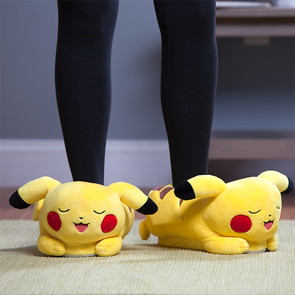 邊走路邊放電的賣萌神物？！ThinkGeek《精靈寶可夢》皮卡丘發光拖鞋 Light-up Pikachu Slippers 冬天要保暖，就決定是你了！