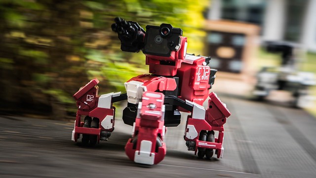 試著在槍林彈雨中掩護同伴，並一舉拿下敵方的機器人吧～ GJS Robotics【射擊對戰型機器人GEIO】精彩對決一觸即發！！