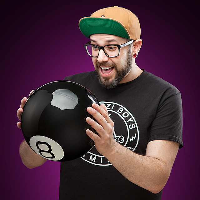  明年的運勢就看它了～～ThinkGeek【巨大神奇八號球】Giant Magic 8 Ball 任何問題都可以問他歐～