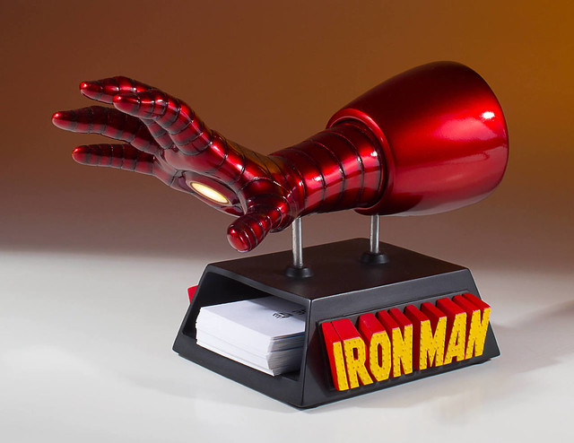 超硬派桌上小物再一發！！ Gentle Giant Marvel Comics【鋼鐵人手套名片架】Iron Man Gauntlet Business Card Holder Desk Accessory