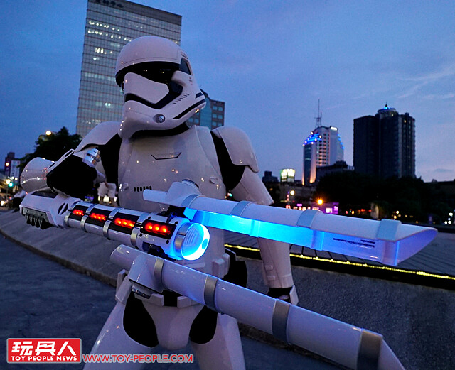 超人氣暴風兵FN-2199 的強力武裝！孩之寶星際大戰黑標系列「Z6 鎮暴棍」Z6 riot control batons