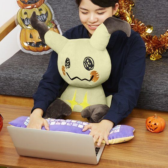 隨時陪伴害怕寂寞的你！PC CUSHION《精靈寶可夢》謎擬Q 抱墊玩偶（PCクッション　ミミッキュ）