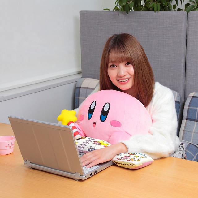 Q彈柔軟的粉紅惡魔超可愛！PC CUSHION《星之卡比》卡比抱墊玩偶（PCクッション 星のカービィ）