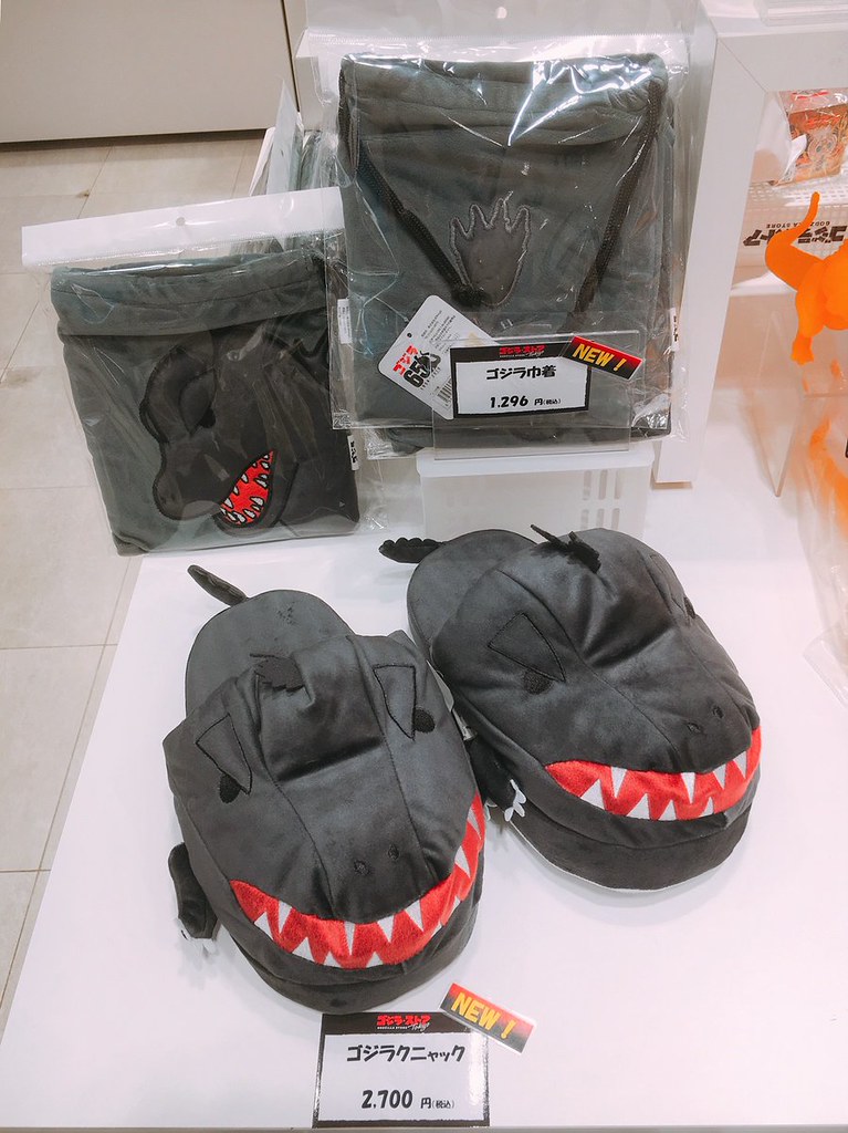 短短的尾巴、前爪太可愛啦！《哥吉拉》絨毛拖鞋（ゴジラ クニャック）【GODZILLA STORE TOKYO】