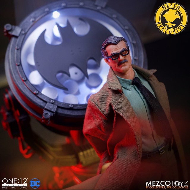 MEZCO ONE：12 COLLECTIVE 系列 DC Comics【詹姆斯·高登 局長＆蝙蝠信號燈 豪華版】James Gordon and Bat Signal - Deluxe Edition 2019 Summer Exclusive