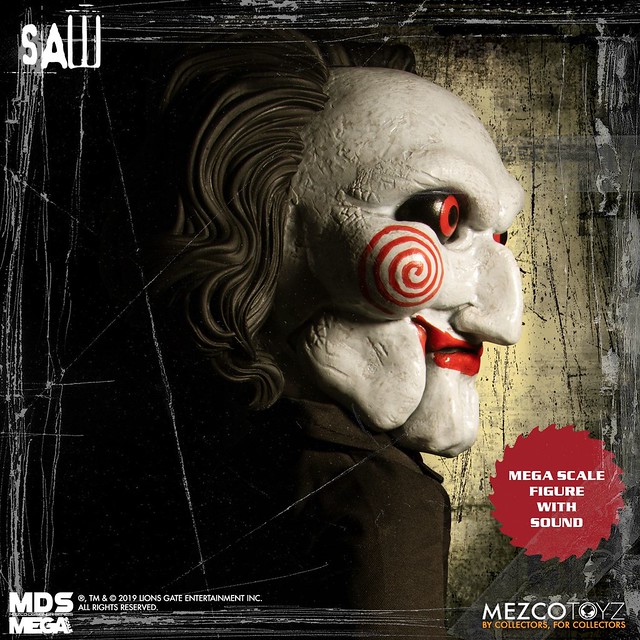 帶回家跟它好好玩遊戲吧！ MEZCO M.D.S. Mega Scale 系列《奪魂鋸》比利 Billy 15吋說話玩偶