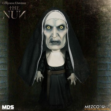 雙眼直盯盯地看著你，看到你渾身發毛...... MEZCO M.D.S.系列《鬼修女》鬼修女 The Nun 可動人偶