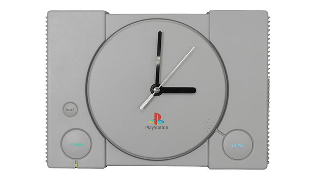 經典造型忠實再現！Furyu 景品「初代 PlayStation 坐墊」、「初代 PlayStation 壁掛時鐘」12月中旬登場