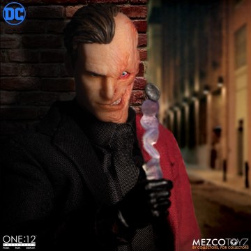 把一切都交給擲硬幣的男人！ MEZCO ONE:12 COLLECTIVE 系列 DC【雙面人】Two-Face 1/12 比例可動人偶