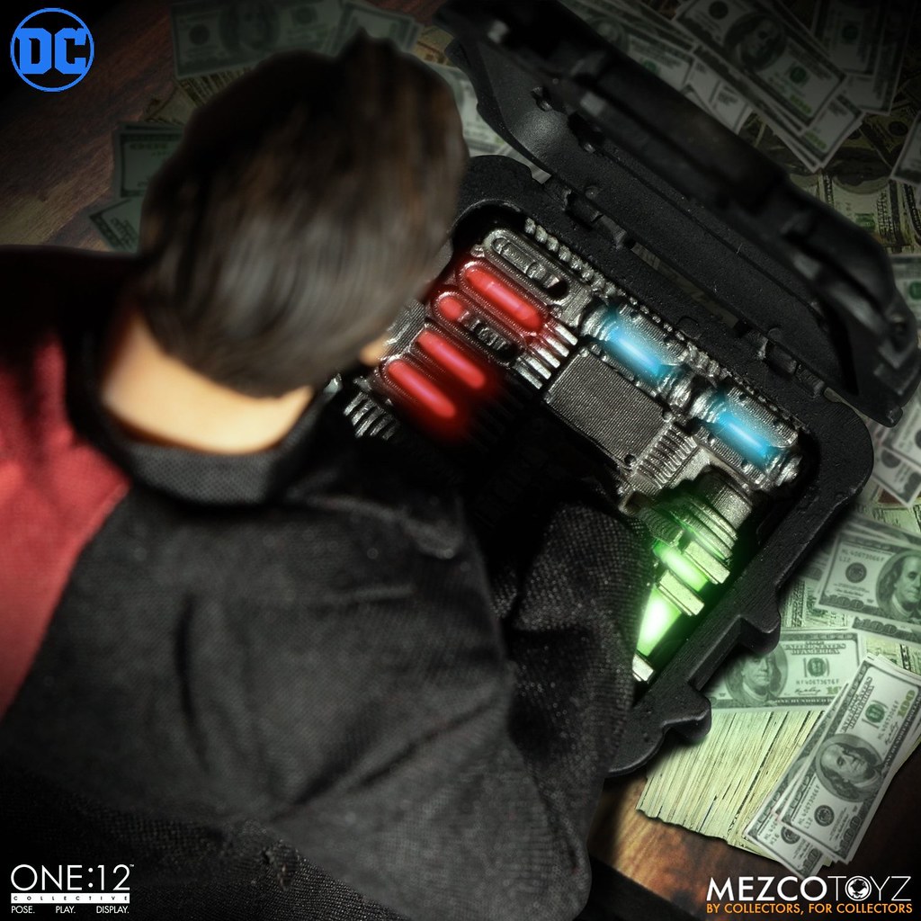 把一切都交給擲硬幣的男人! MEZCO ONE:12 COLLECTIVE 系列 DC【雙面人】Two-Face 1/12 比例可動人偶