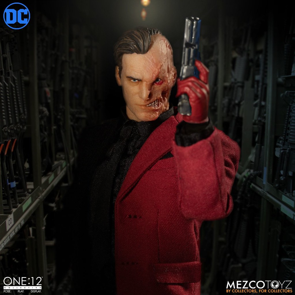 把一切都交給擲硬幣的男人! MEZCO ONE:12 COLLECTIVE 系列 DC【雙面人】Two-Face 1/12 比例可動人偶