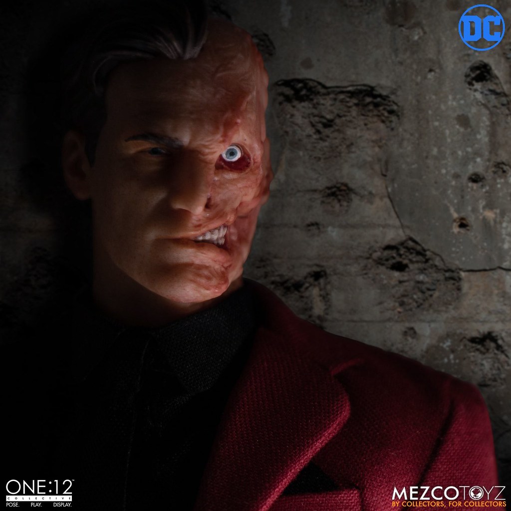 把一切都交給擲硬幣的男人! MEZCO ONE:12 COLLECTIVE 系列 DC【雙面人】Two-Face 1/12 比例可動人偶