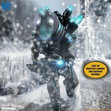 超大把的「冷凍雷射加農」實在炫炮！ MEZCO ONE:12 COLLECTIVE 系列 DC【急凍人 - 豪華版】Mr. Freeze - Deluxe Edition 1/12 比例可動人偶