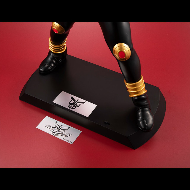 兼具精密細節與大尺寸 Ultimate Article 系列最新作!《假面騎士空我》全能形態(仮面ライダークウガ マイティフォーム)發光雕像