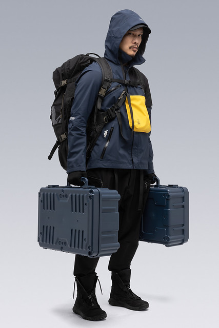 在末日接單的不死送貨傳說 ！ACRONYM x《死亡擱淺》推出聯名送貨員「J1A-GTKP」高機能外套