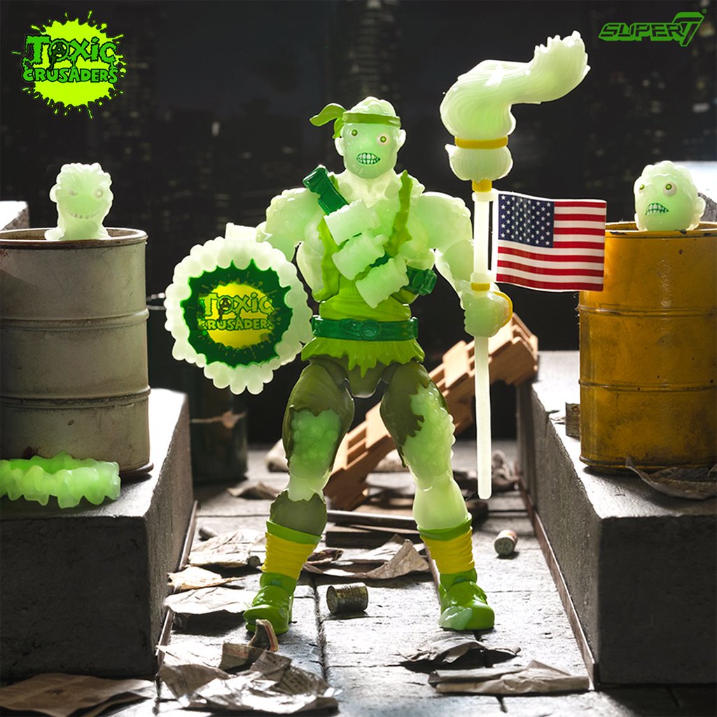 拿著拖把揍人的超ㄎㄧㄤ英雄！Super7《Toxic Crusaders》Toxie 6 吋可動人偶夜光版（Toxic Crusaders Glow in the Dark）【Entertainment Earth 限定】