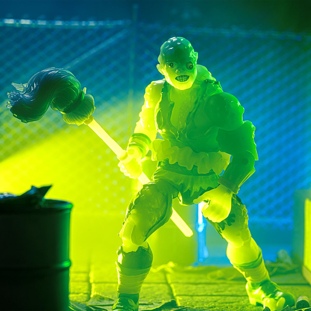 拿著拖把揍人的超ㄎㄧㄤ英雄！Super7《Toxic Crusaders》Toxie 6 吋可動人偶夜光版（Toxic Crusaders Glow in the Dark）【Entertainment Earth 限定】