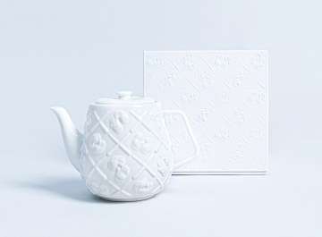 低調展現潮品味～AllRightsReserverd x KAWS 合作推出 KAWS Teapot 「XX」陶瓷茶壺 全球限量1000個