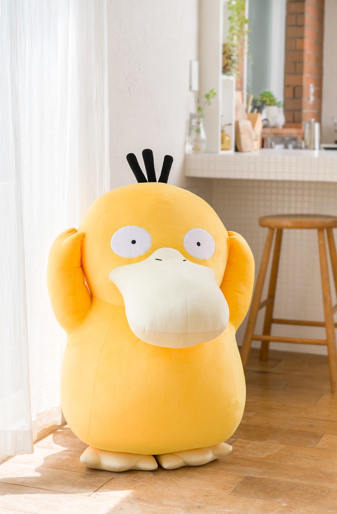 呆萌鴨神1:1登場~寶可夢中心ONLINE限定《精靈寶可夢》等身大「可達鴨」絨毛布偶(ぬいぐるみ 等身大コダック)