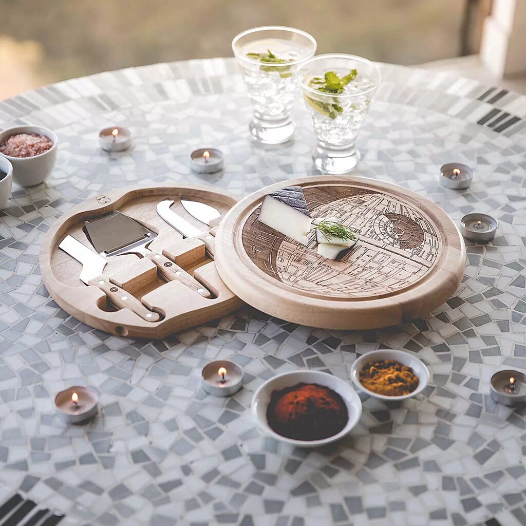 沒有毀滅性武器，還可以幫你收好刀具！《星際大戰》死星起司餐板 (Death Star Cheese Board) 起司控必備啦～