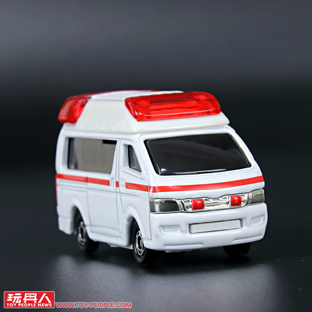 TAKARA TOMY 具備聲光效果的合金小汽車「TOMICA 4D(トミカ4D)」開箱報告! 掌中尺寸的小車也能帶來有如實車的臨場感