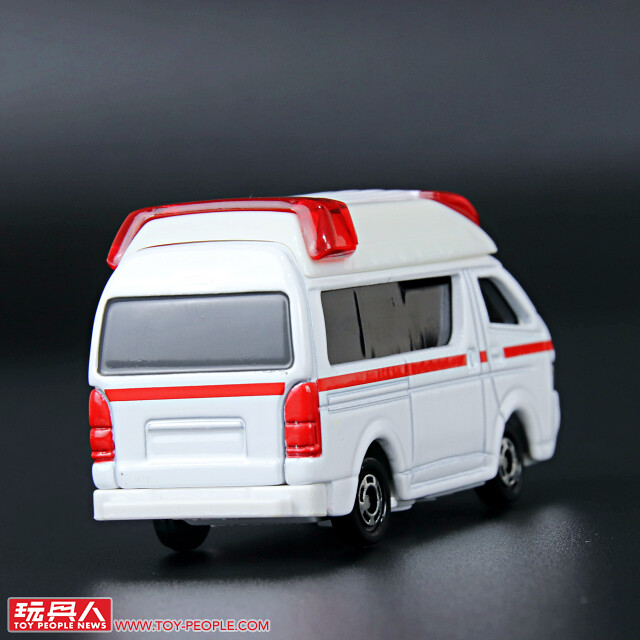 TAKARA TOMY 具備聲光效果的合金小汽車「TOMICA 4D(トミカ4D)」開箱報告! 掌中尺寸的小車也能帶來有如實車的臨場感