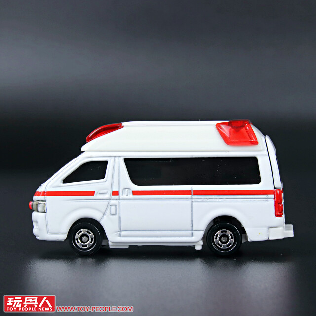 TAKARA TOMY 具備聲光效果的合金小汽車「TOMICA 4D(トミカ4D)」開箱報告! 掌中尺寸的小車也能帶來有如實車的臨場感