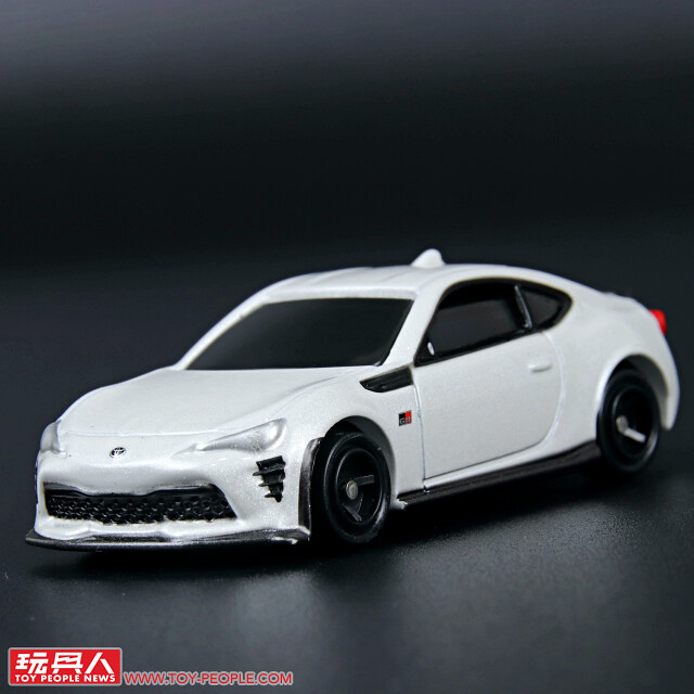 TAKARA TOMY 具備聲光效果的合金小汽車「TOMICA 4D(トミカ4D)」開箱報告! 掌中尺寸的小車也能帶來有如實車的臨場感