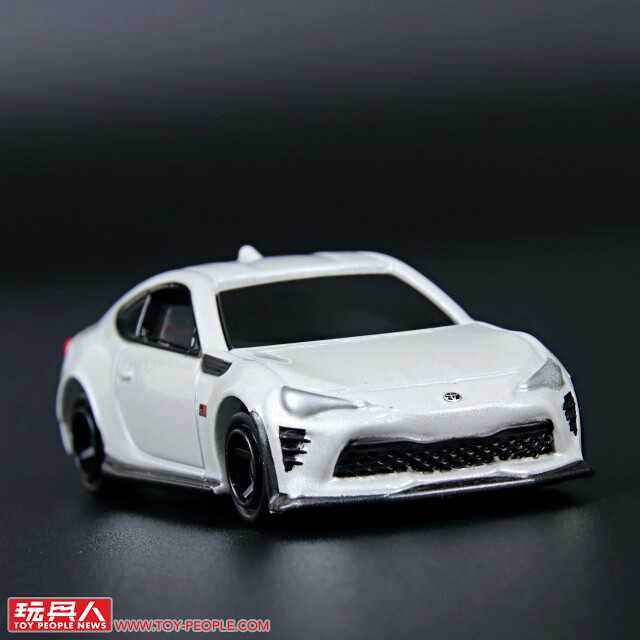 TAKARA TOMY 具備聲光效果的合金小汽車「TOMICA 4D(トミカ4D)」開箱報告! 掌中尺寸的小車也能帶來有如實車的臨場感