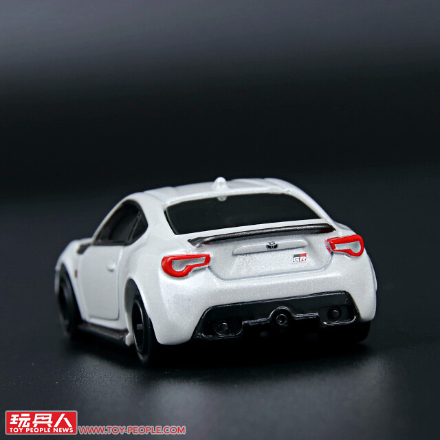 TAKARA TOMY 具備聲光效果的合金小汽車「TOMICA 4D(トミカ4D)」開箱報告! 掌中尺寸的小車也能帶來有如實車的臨場感
