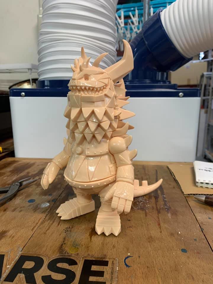 覆蓋重甲的怪獸即將來襲！ T9G 怪獸軟膠最新作「鐵甲Rangeas」（メカランジアス）試作品曝光！