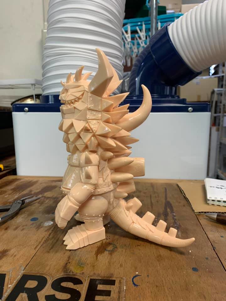 覆蓋重甲的怪獸即將來襲！ T9G 怪獸軟膠最新作「鐵甲Rangeas」（メカランジアス）試作品曝光！