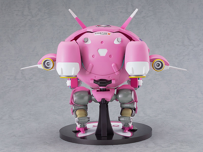 巨大黏土人《鬥陣特攻》戰鬥機甲「MEKA 經典造型版」系統運行中!D.Va準備戰鬥!