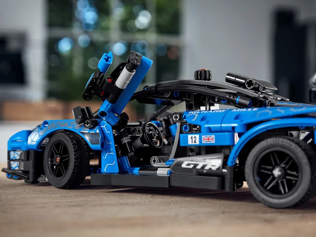LEGO 42123 科技系列【麥拉倫 Senna GTR】賽道怪物的誇張尾翼、上掀式車門再現!