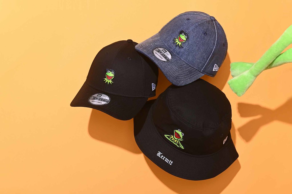 New Era × 科米蛙 攜手推出多種聯名帽款!托腮傻笑的科米蛙太可愛