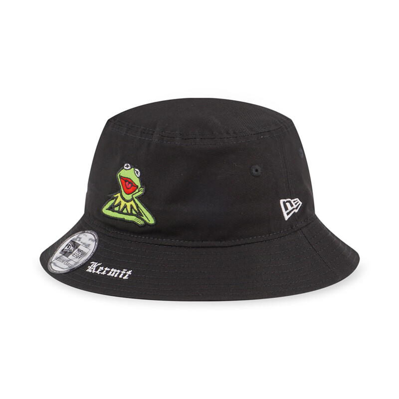 New Era × 科米蛙 攜手推出多種聯名帽款!托腮傻笑的科米蛙太可愛