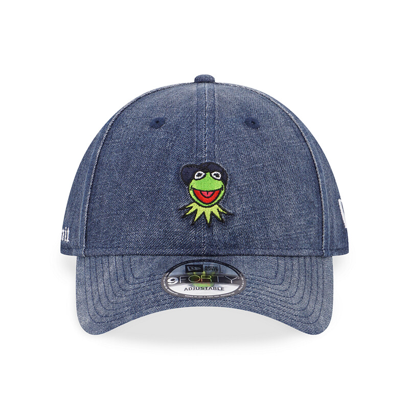 New Era × 科米蛙 攜手推出多種聯名帽款!托腮傻笑的科米蛙太可愛