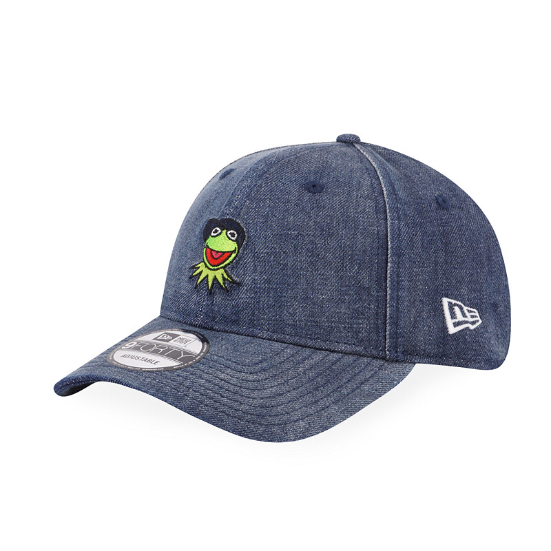 New Era × 科米蛙 攜手推出多種聯名帽款!托腮傻笑的科米蛙太可愛