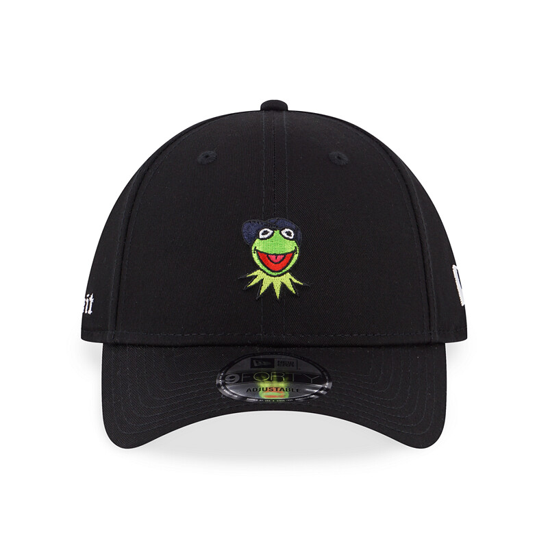 New Era × 科米蛙 攜手推出多種聯名帽款!托腮傻笑的科米蛙太可愛