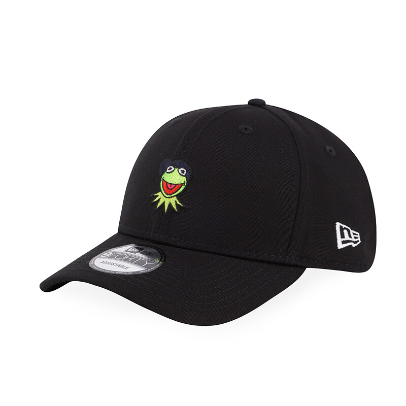 New Era × 科米蛙 攜手推出多種聯名帽款!托腮傻笑的科米蛙太可愛