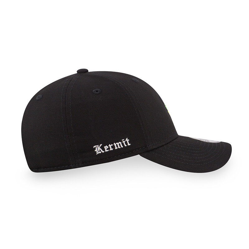 New Era × 科米蛙 攜手推出多種聯名帽款!托腮傻笑的科米蛙太可愛