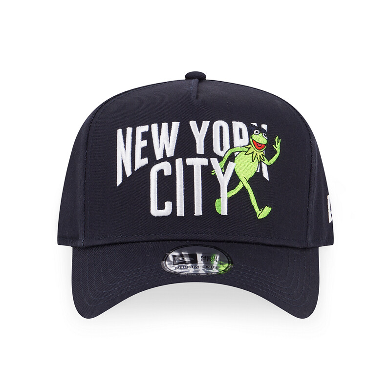 New Era × 科米蛙 攜手推出多種聯名帽款!托腮傻笑的科米蛙太可愛