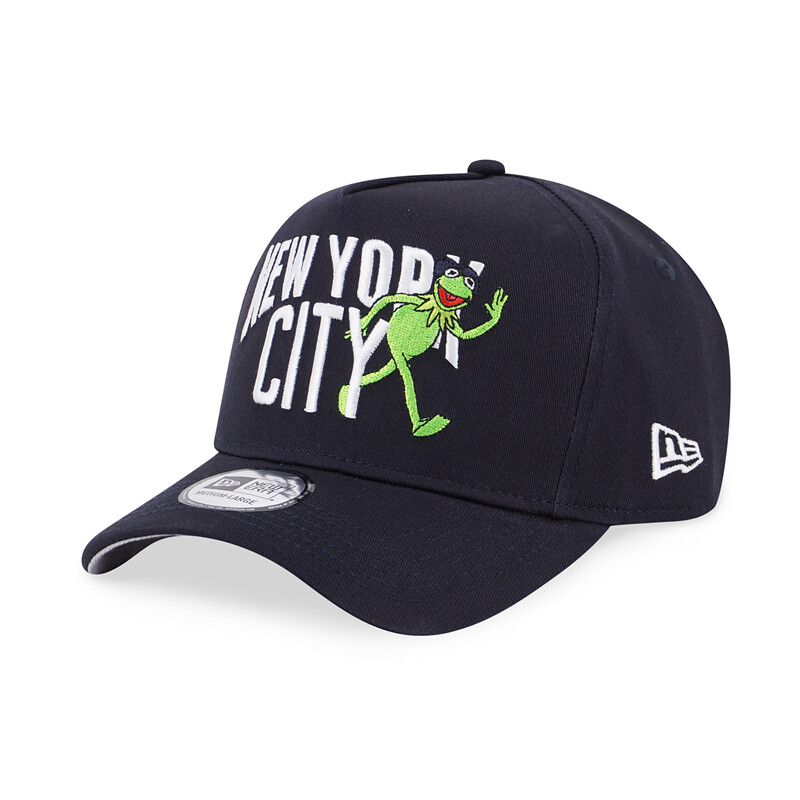 New Era × 科米蛙 攜手推出多種聯名帽款!托腮傻笑的科米蛙太可愛