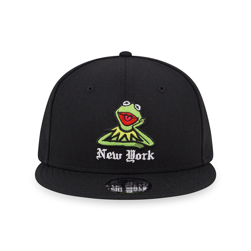 New Era × 科米蛙 攜手推出多種聯名帽款!托腮傻笑的科米蛙太可愛