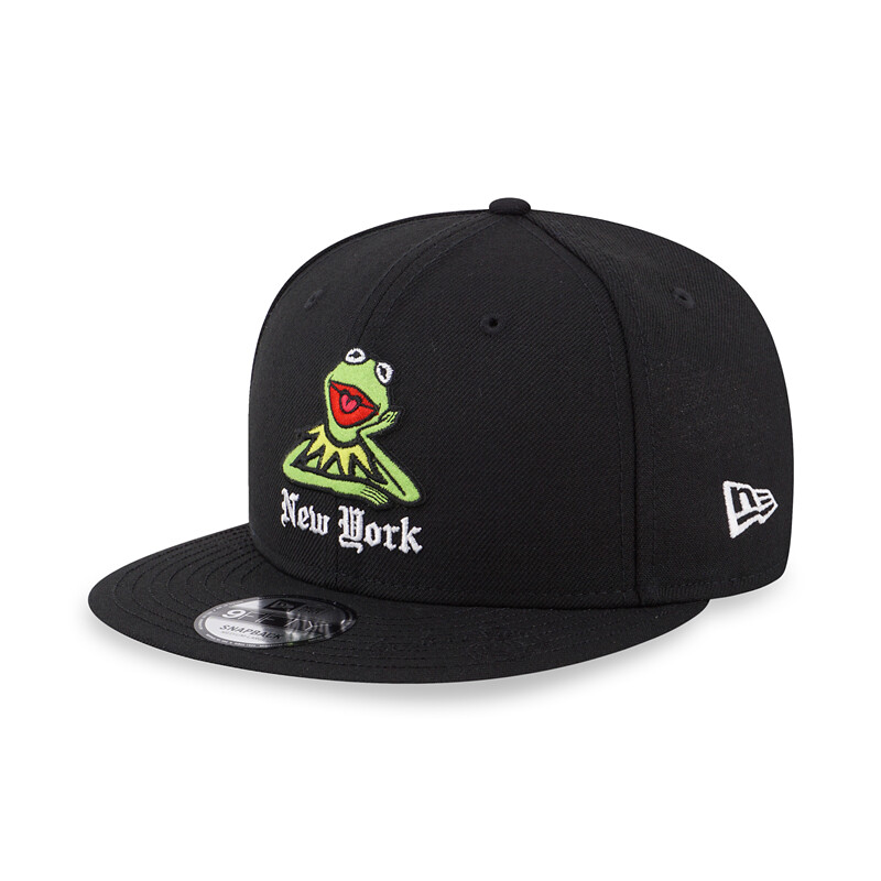New Era × 科米蛙 攜手推出多種聯名帽款!托腮傻笑的科米蛙太可愛