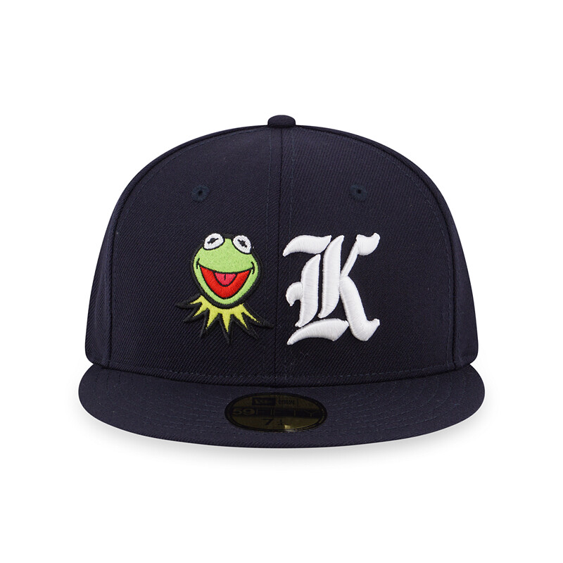 New Era × 科米蛙 攜手推出多種聯名帽款!托腮傻笑的科米蛙太可愛